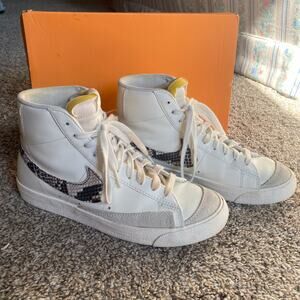 Nike snakeskin Blazer Mid '77 SE size women's 9